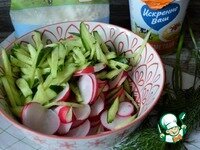     Редис нарезать колясками, огурец крупной соломкой. P.S.: Когда то узнала, что огурцы и редис в салаты надо нарезать по разному, это не даст им слипаться.