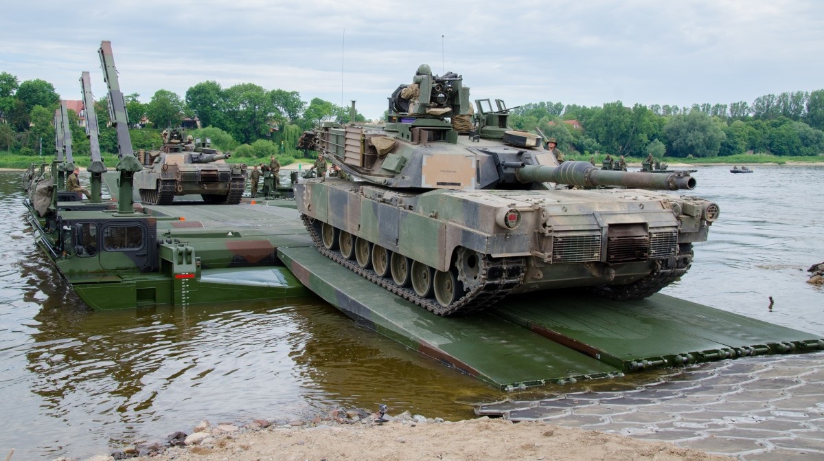 Переправа танков М1А2 SEP v.2 Abrams 1-й бронетанковой бригады 3-й пехотной дивизии армии США через Эльбу около Шторкау (Германия) в ходе американо-германо-голландских учений Heidesturm Shock, 06.06.2015 (с) армия США