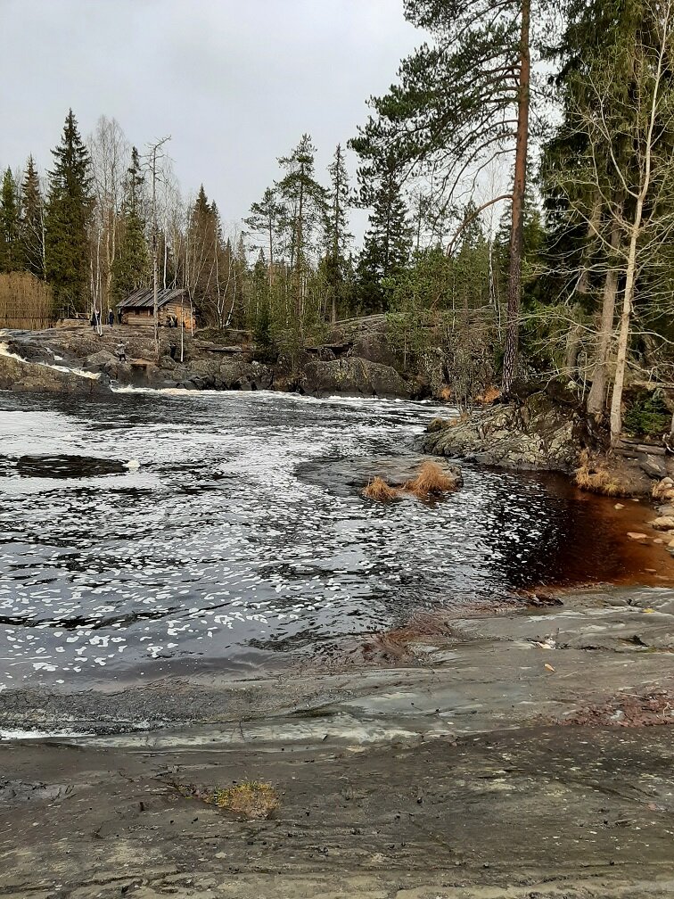 именно тут танцевала Женька, на этом плоском камне