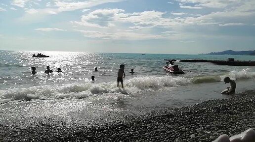 1 июня адлер. Волнение на море. Прохладное море. Адлер в июне. Волнения моря в Коктебеле.