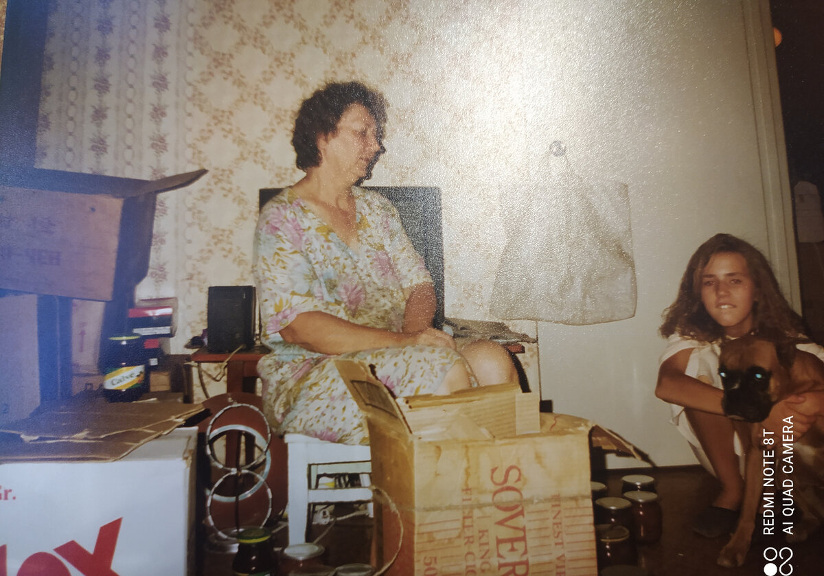 Это ещё в Алма-Ате. Собираемся, пакуем вещи. Моя бабушка, Тори и я. Фото автора