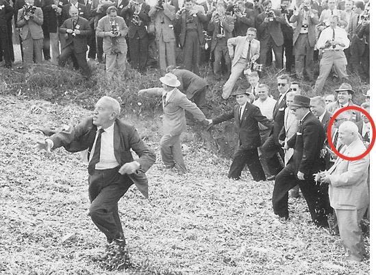 Хрущев топчет кукурузу на американской ферме (все фото журнала Life)