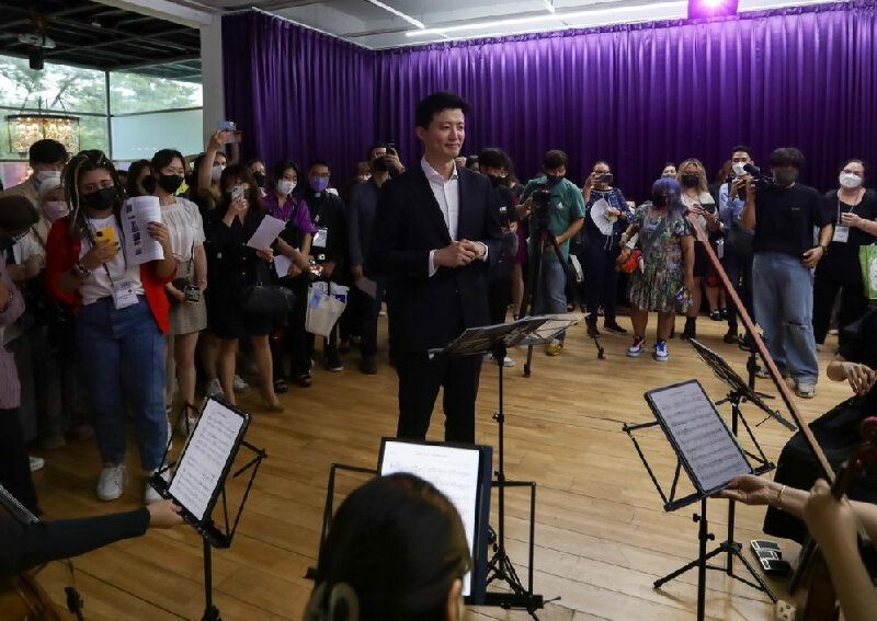 Композитор Генри Ченг (в центре) руководит исполнением своей "Suite to Army", 15-минутного произведения, в основу которого легли песни хитов BTS и классические произведения Баха и Вагнера, на "BTS: Третья глобальная междисциплинарная конференция в Сеуле" в Сеуле, Южная Корея. 