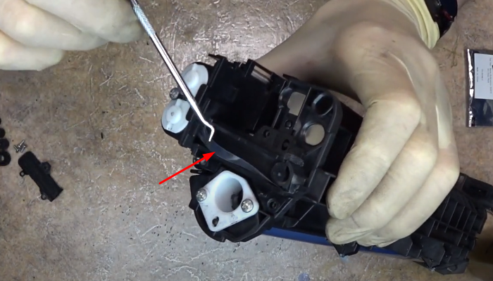 Фото 17. Извлекаем указанную пластиковую часть механизма блока фотобарабана