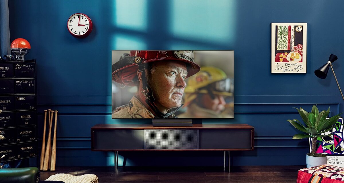 ИЛЛЮСТРАЦИЯ DOLBY VISION IQ С PRECISION DETAIL, РЕАГИРУЮЩЕЙ НА ОКРУЖАЮЩЕЕ ОСВЕЩЕНИЕ