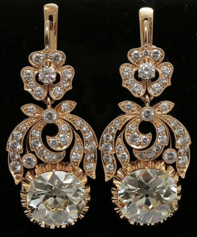Золотые серьги с природными бриллиантами, общая масса бриллиантов 18,3 карата.
