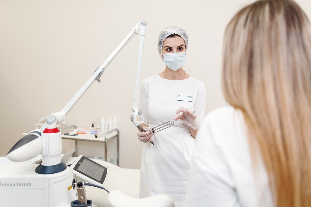 Врач клиники NEO Clinic город Тюмень. Консультация пациента перед процедурой на лазерном аппарате Fotona.
