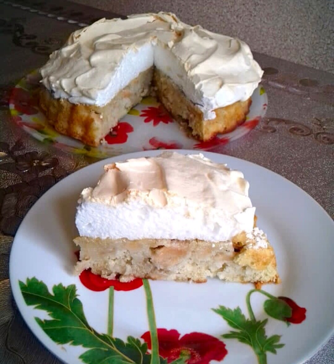 Шарлотка с безе. Фото автора