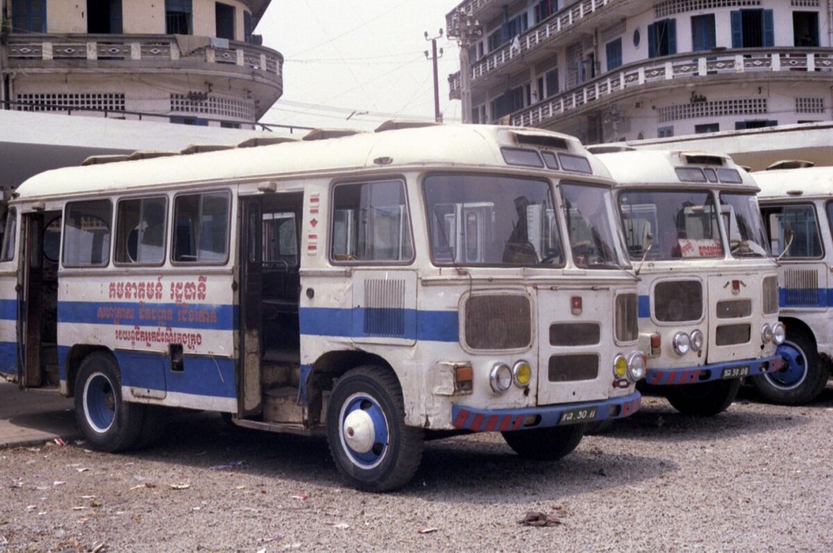 Фотографии 1990 года с советскими автобусами в Камбоджи: ПАЗы, ЛАЗы и даже  Кубань | Все о грузовиках – Trucksplanet | Дзен