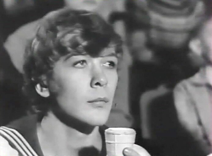 Кадр из фильма «А пароходы гудят и уходят...»