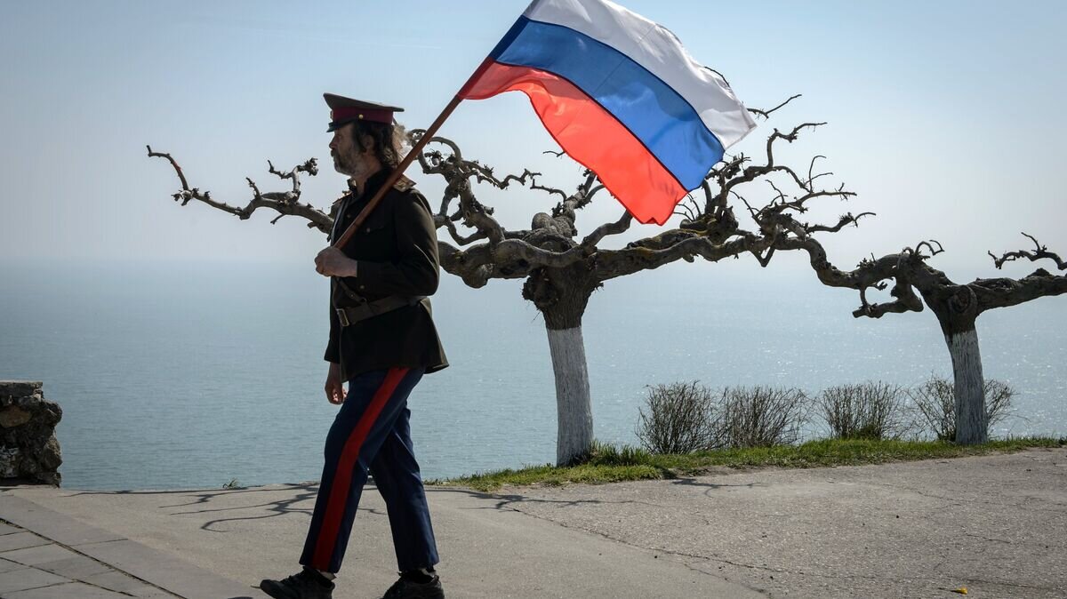    Водружение флага на гору Митридат в Керчи© РИА Новости / Михаил Мокрушин