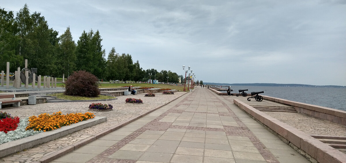 Морально устаревшая набережная с видом на Онежское озеро