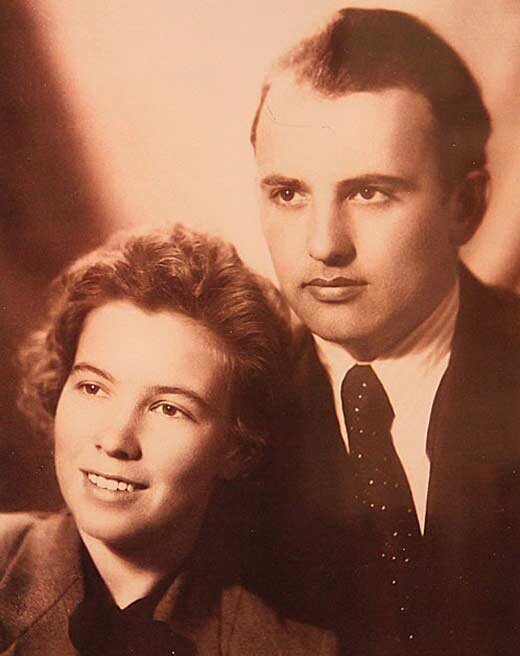 Из Москвы в родной край Михаил Сергеевич привез не только фундаментальные знания о праве, но и красавицу - жену Раису Максимовну, тоже выпускницу МГУ, философского факультета. Свадьбу, кстати, будущий глава государства гулял в своей общаге на улице Стромынке (это в московском районе Сокольники). (на фото Михаил и Раиса Горбачёвы в молодости. Изображение: https://anticwar.ru/wp-content/uploads/wp_laws/2022-09-01/2022-09-01_645173411536639.jpeg)