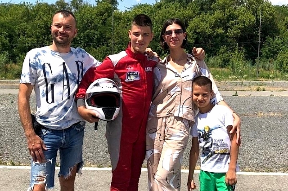    Дружная семья ростовских психологов поддерживала сына Артема на Международном ралли «Шелковый путь» этим летом.