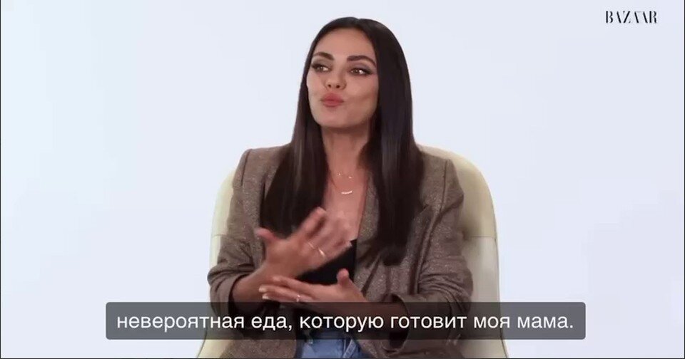     Мила призналась, что обожает то, что готовит ее мама. Фото: кадр видео.