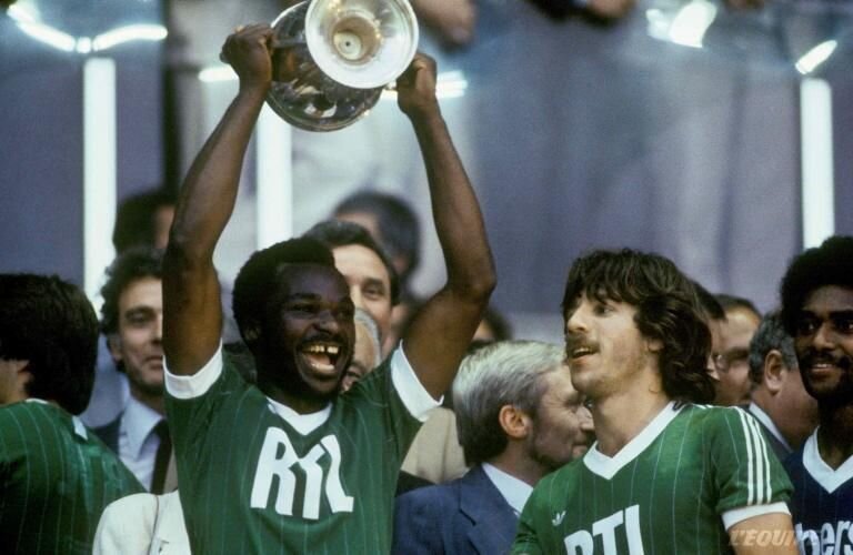 Молодой Роже Милла празднует победу Бастии в Кубке Франции - 1981 года