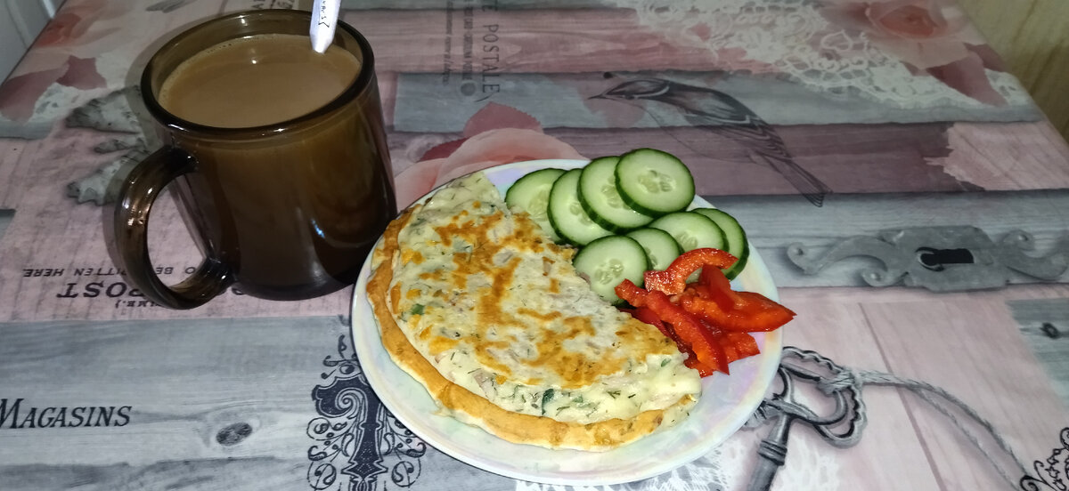 Завтрак рисоблин с сыром и зеленью, овощи  кофе с молоком без сахара