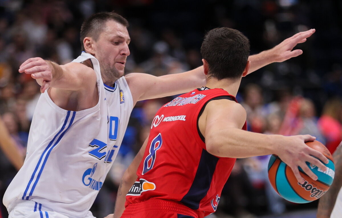    Форвард "Зенита" Андрей Зубков и форвард ЦСКА Антон Астапкович  Александр Щербак/ТАСС