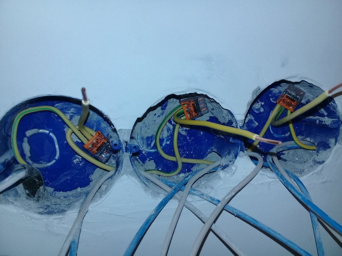 Монтаж розеток своими руками. Монтаж розеток. Сборка розетки с заземлением. Розетка изолента. Расключение в подрозетниках