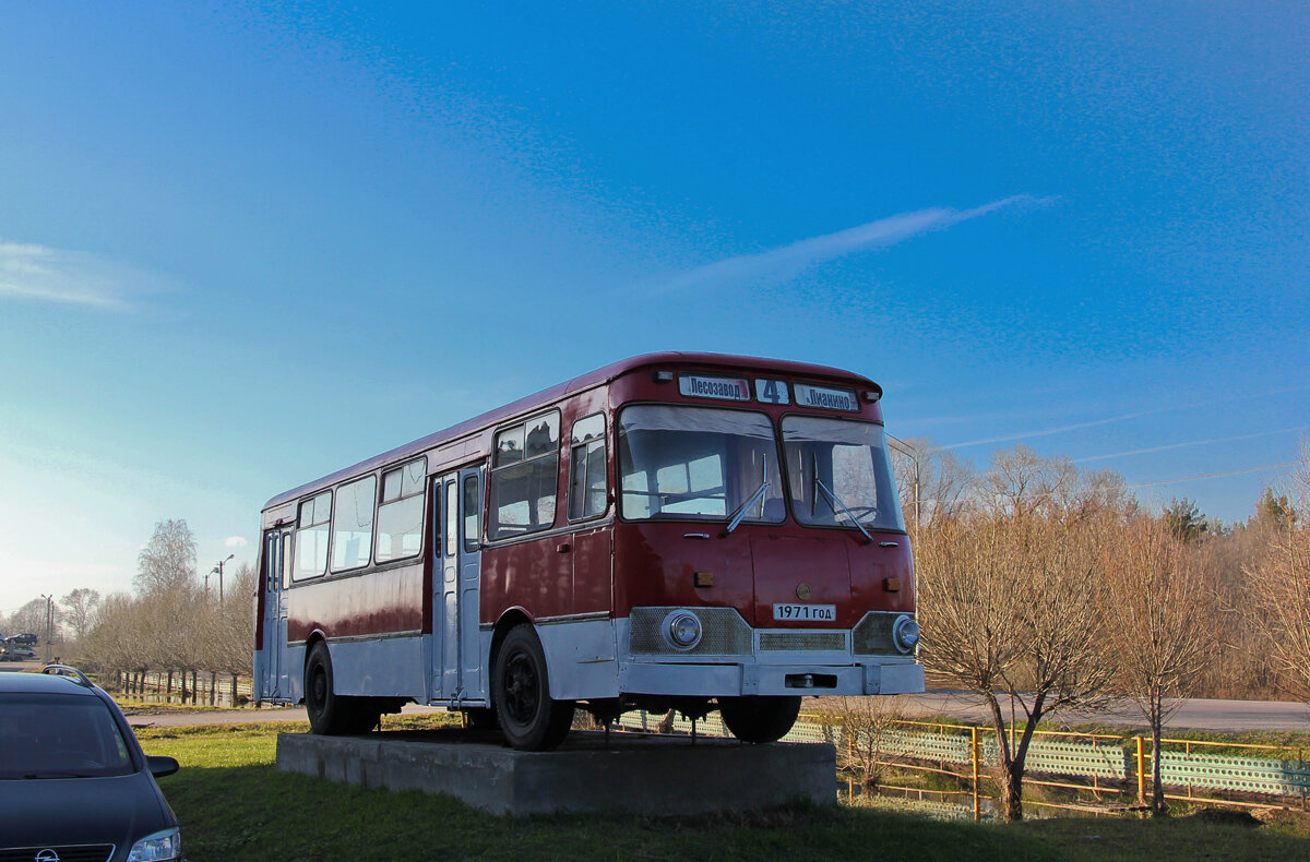 Автобус-памятник ЛиАЗ-677 в Вышнем Волочке