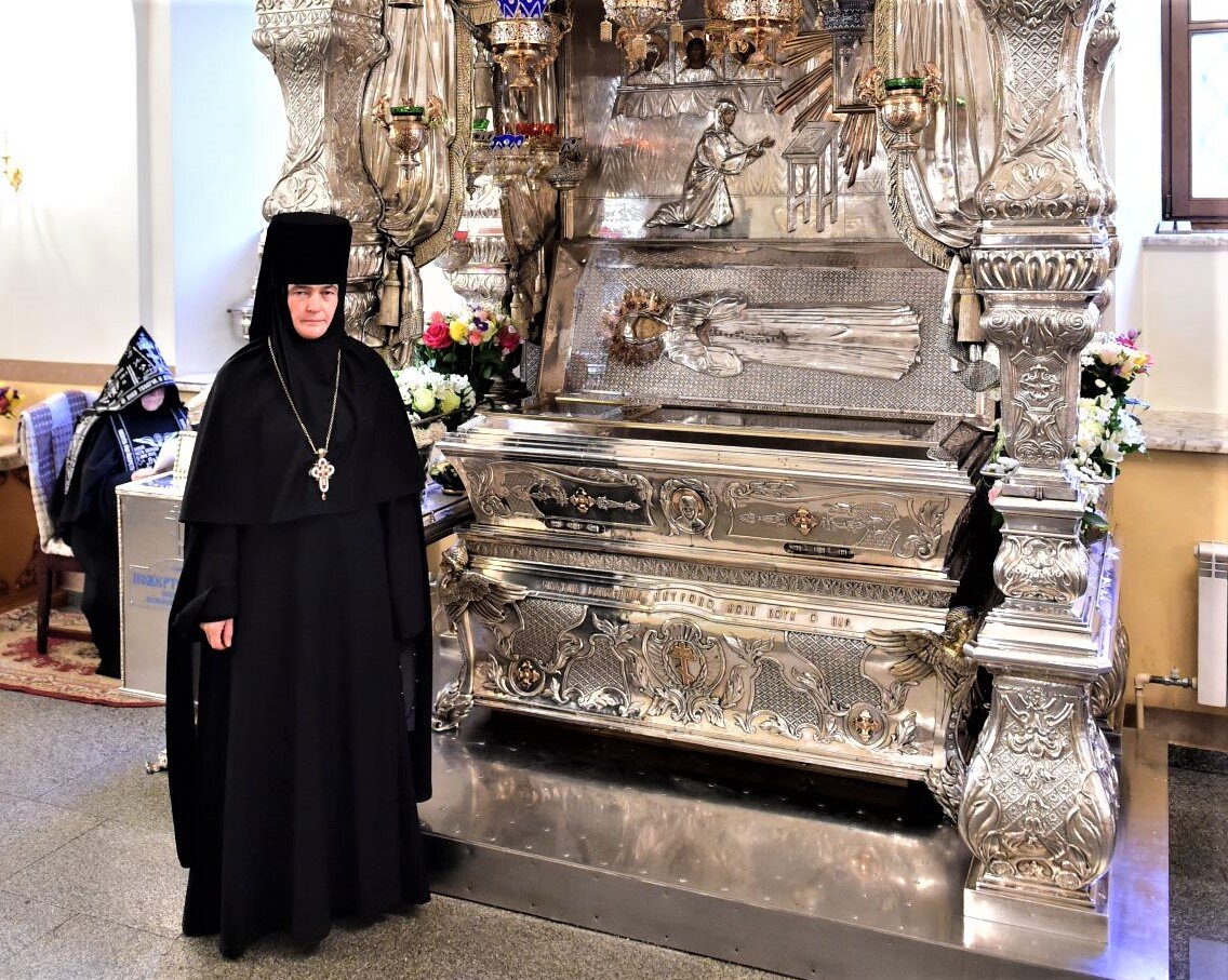 Игумения Феофания рядом с ракой Матроны Московской. Покровский монастырь