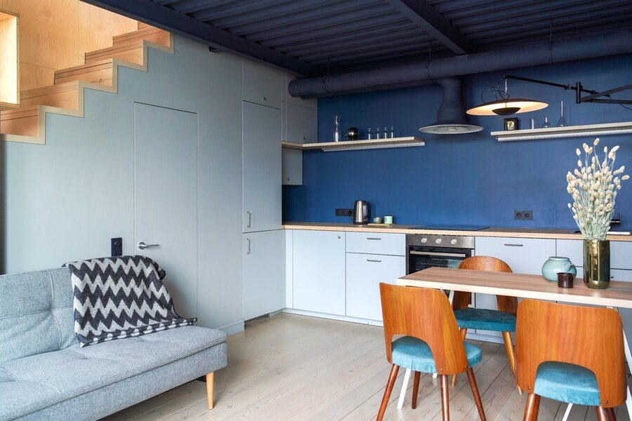 Квартира площадью 40 м² с двумя окнами предполагает открытое пространство с кухней, гостиной и маленьким кабинетом. Благодаря высоте потолков на мансардном этаже в квартире был построен второй этаж, где расположилась спальня со вторым санузлом.