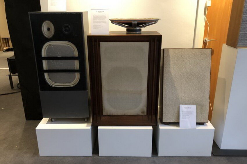 K1 (1962-1967) предлагалась в виде комплекта (слева) или в сборке (в центре). Справа представлена более компактная модель Slimline.  