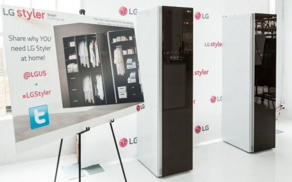 Шкаф с функциями чистки и глажки одежды представила южнокорейская компания LG на неделе моды в Нью-Йорке, сообщает британская газета Daily Mail. Новая модель получила название LG Styler.-2