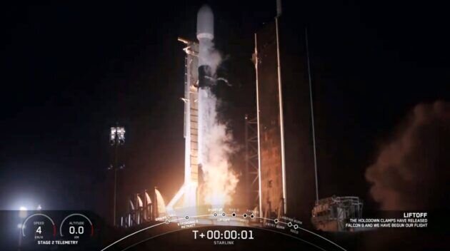 Ракета SpaceX Falcon 9 стартует со своей стартовой площадки во Флориде.