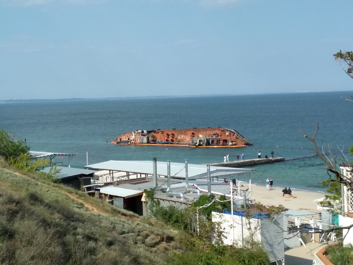 Затонувший танкер на берегу черного моря