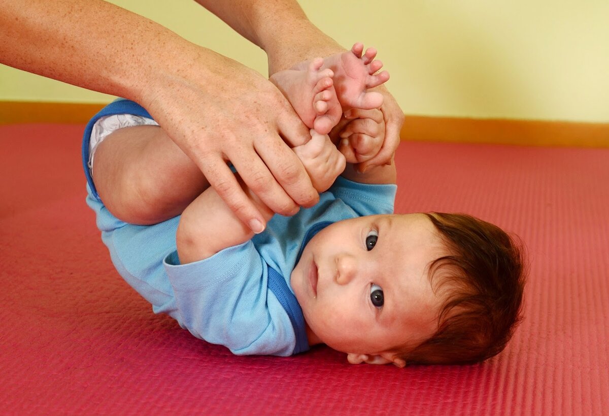Расслабленный массаж ребенку. Гимнастика для грудничков. Лечебная физкультура для новорожденных. Занятия ЛФК для детей. Гимнастика для детей грудничков.