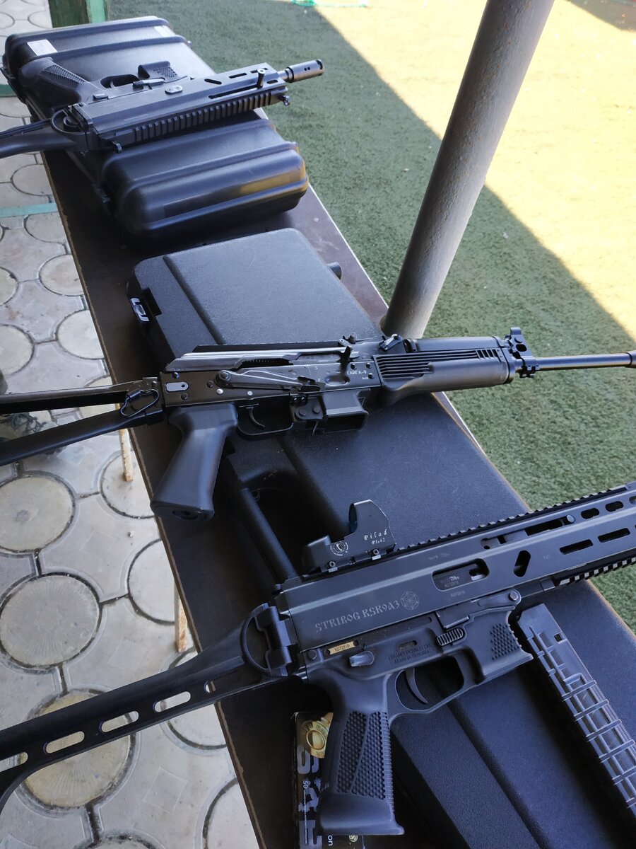 пистолет-пулемет компании Grand Power, под названием Stribog (бог ветров), в стандартном исполнении и с укороченным стволом, калибр 9*19 мм. По центру "Сайка-9", под пистолетный патрон 9*19мм.