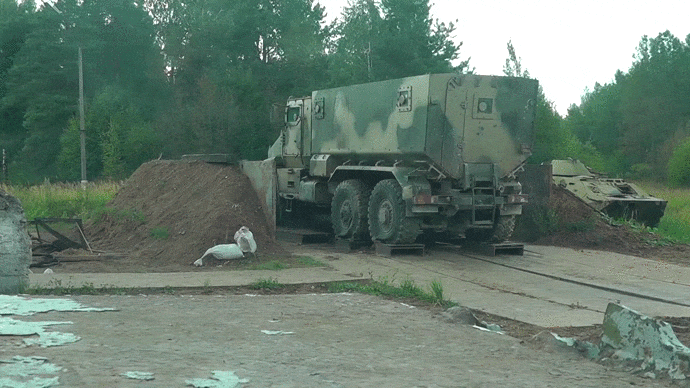 Подрыв 6-ти кг тротила под днищем Урал-63099 (анимация).