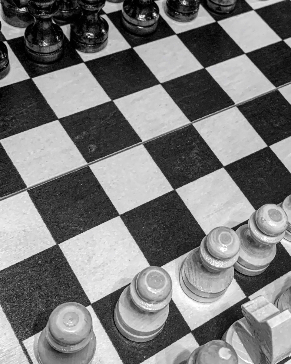 В жизни — как в шахматах: когда партия заканчивается, все фигуры — пешки, ферзи и короли — оказываются в одном ящике. Шахматы похожи на жизнь, только жизнь – тотальная война, а шахматы – война ограниченная. Шахматы — как и любовь — требуют партнера