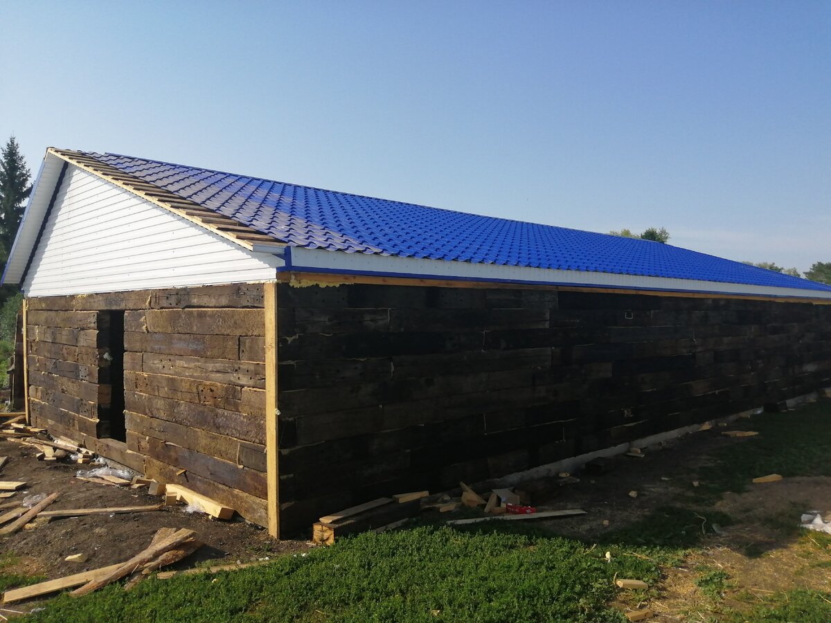 Фото автора. Коровник из шпал. 