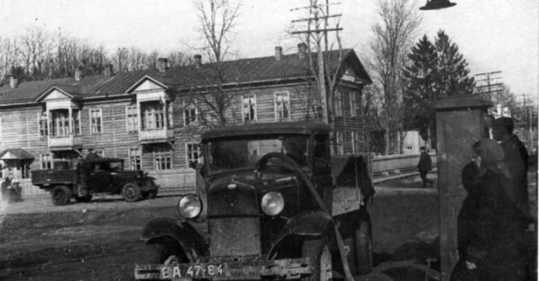 Нехватка транспорта была в годы войны чуть ли не главной проблемой, которая становилась как бы спусковым крючком для всех остальных бед. Каждая машина была на контроле у властей, а за руль вместо ушедших на фронт мужчин часто сажали женщин. | Фото с сайта vologda-poisk.ru
