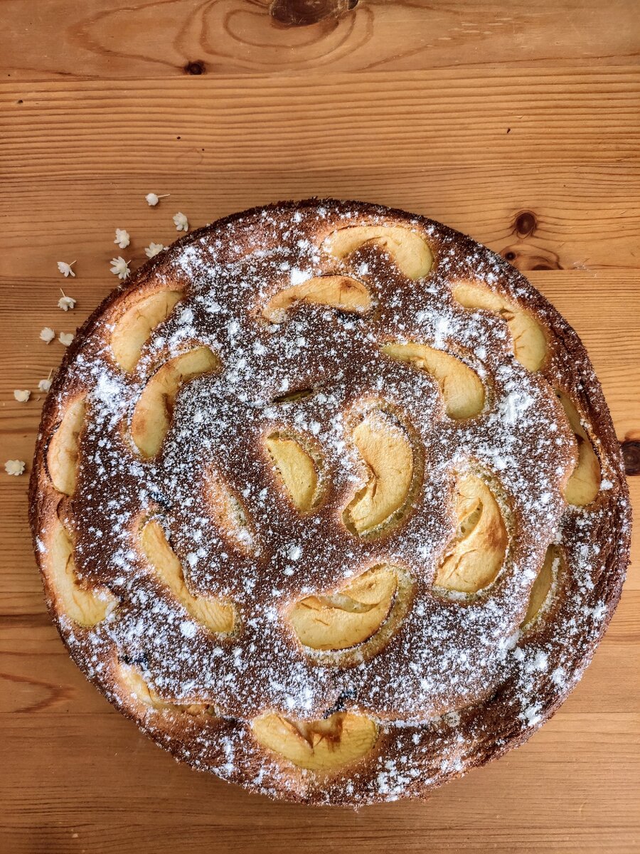 Любимый пирог моего мужа Шарлотка с яблоками👩‍🍳🍏 😋 Может есть его  каждый день и по-моему не надоест ему никогда. | Ольга Ионочкина | Дзен