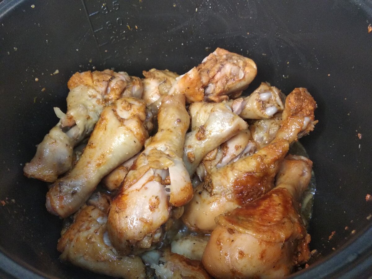 Вкусная голень курицы на сковороде. Куриные голени на сковороде. Жареные куриные ножки на сковороде. Голень жареная. Окорочка жареные.