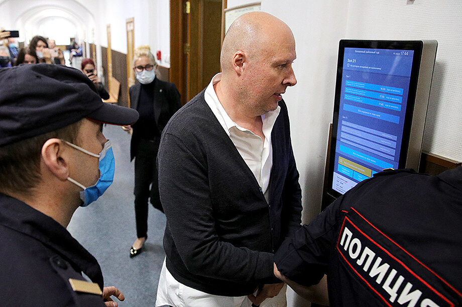 Владислав Мельников (в центре) перед рассмотрением ходатайства об избрании меры пресечения в Басманном суде. По уголовному делу о торговле младенцами от суррогатных матерей, возбуждённому после обнаружения тела новорождённого в одной из квартир в Подмосковье в январе этого года, были задержаны два руководителя медцентров, три врача и ещё трое сотрудников.Фото: Сергей Бобылев/ТАСС