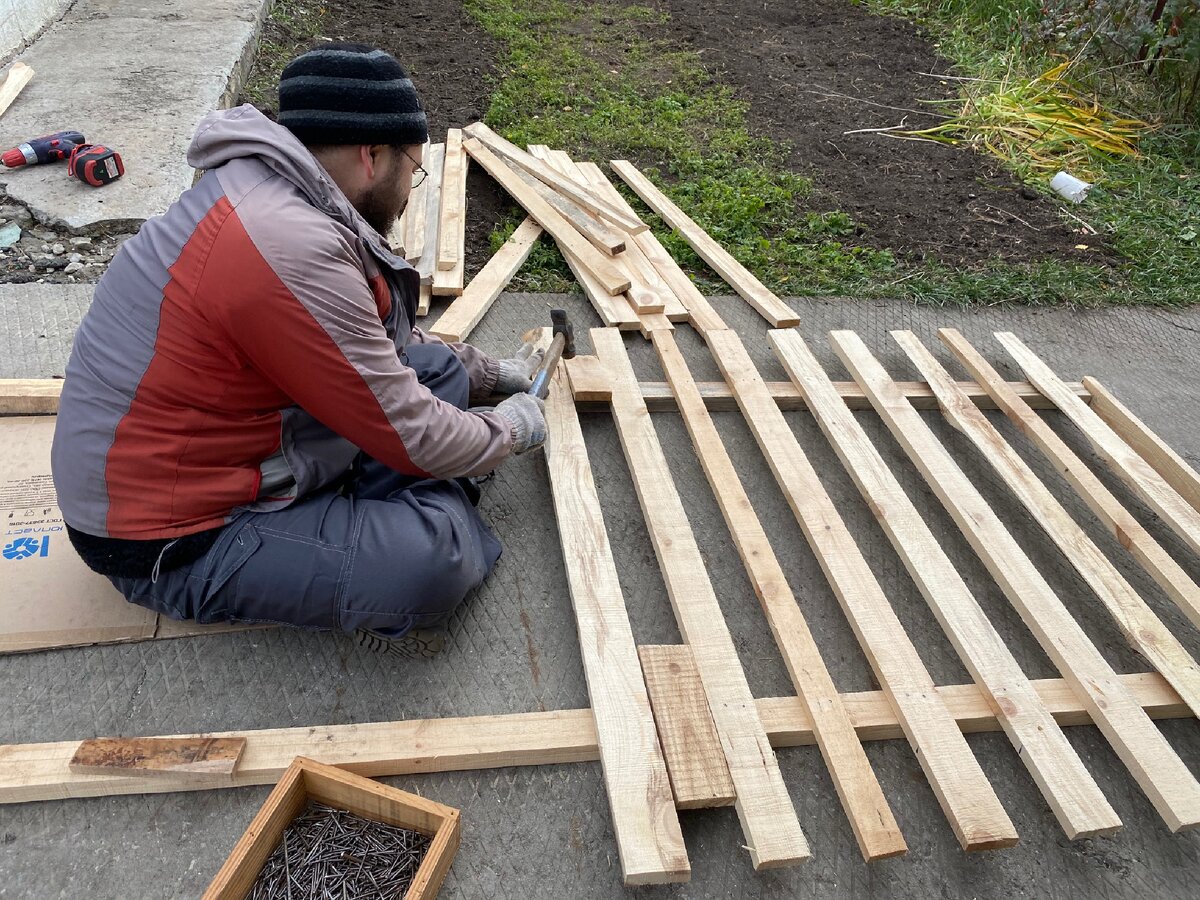 Муж колотит пролеты.