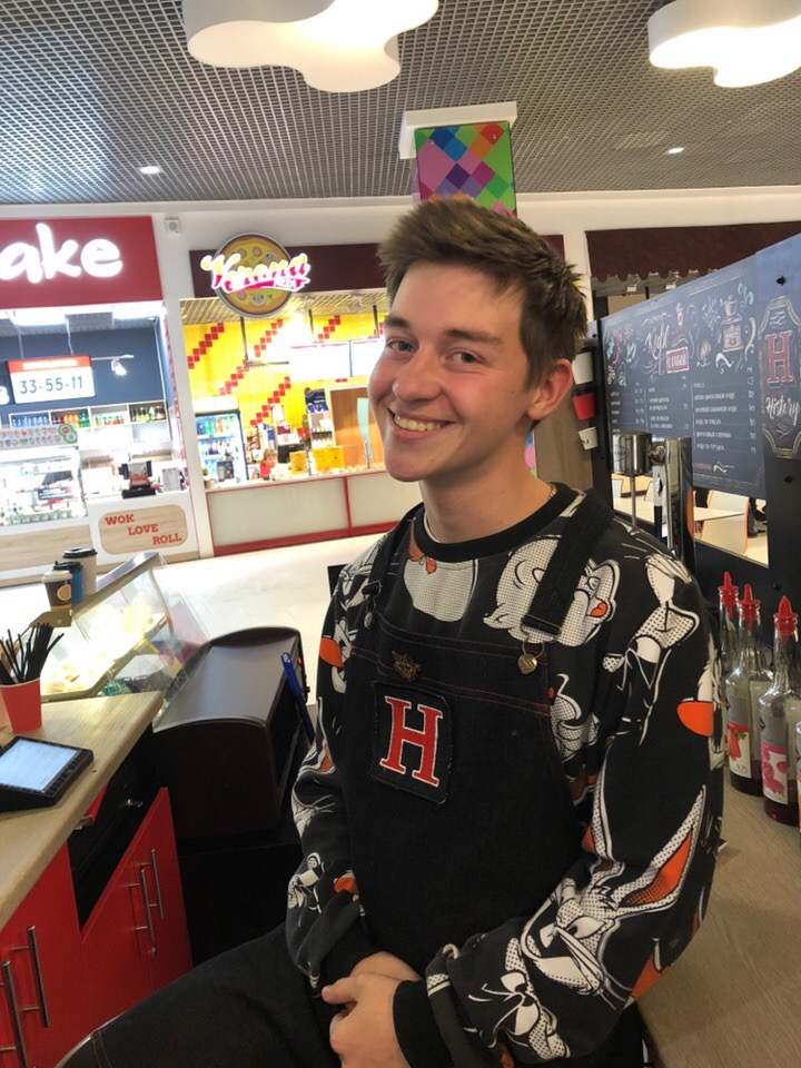 Это я работаю в кофейне, которая кстати мне нравилась