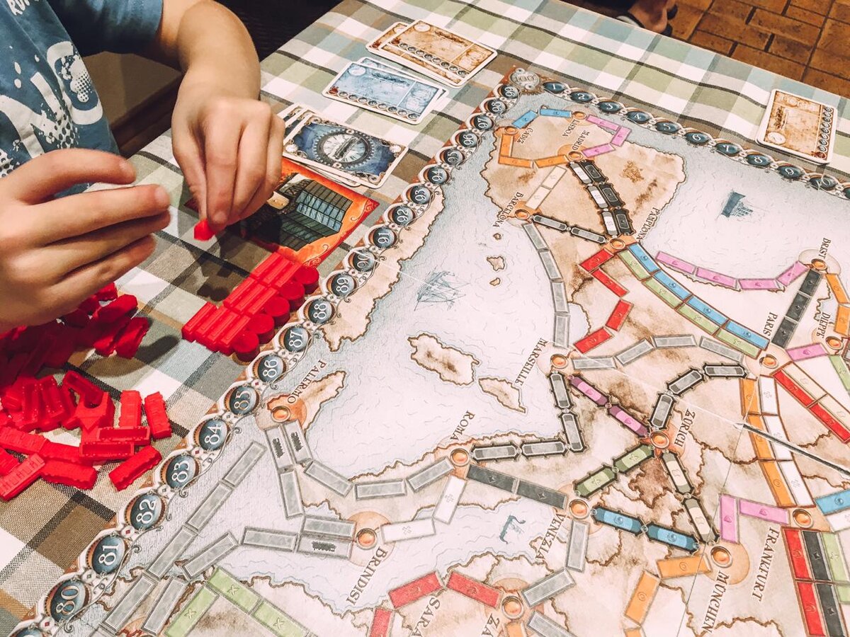 Играем чаще всего втроём - я, муж и сын (6 лет). Сын полноценно освоил эту игру лет в 5,5. Начинали обучать с 5 лет игрой с открытыми картами и объяснениями маршрутов. Сейчас он прокладывает маршрут самостоятельно, иногда даже обыгрывает нас.