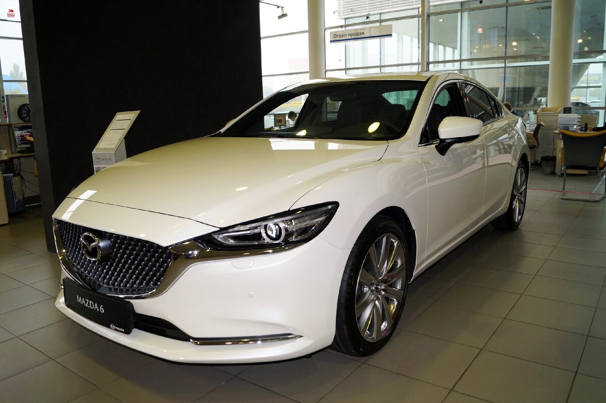 Фото автомобиля Mazda 6 Executive 2020 года, который был представлен в шоу руме автосалона