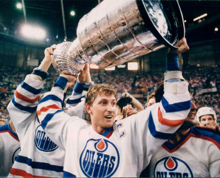 Взято из открытых источников Яндекс картинки.

Доброго времени суток Уважаемые читатели!

Хочется разобраться не только в футболе.В хоккее тоже есть,что исследовать и о чем рассуждать.
Уэйн Гретцки.
Как мне кажется,первый пробный камень,в сознательной раскрутке Звезды мирового масштаба.Не берусь судить по нескольким другим видам спорта Америки,таким как Бейсбол и Американский футбол.В Большом теннисе например,всегда существовал кто то Верхний и остальные игроки тура.Так же и в других видах спорта.
В хоккее,например,в след за Уэйном придет Марио Лемье.Возможно ему помешают травмы и он не сильно заденет умы болельщиков из Европы.Сейчас в Америке и Канаде существует культ Сидни Кросби.Хороший хоккеист.Только вот,до статистики Гретцки не дотягивает.Будут и последователи.Обязательно.Возражение всему этому-вот какое.
Все звезды сегодняшнего дня и не далекого прошлого,обладают одной удивительной особенностью-ВСЕ они имеют своего клубного телохранителя и НИКОГДА не вступают в драки на льду.Был один такой,Эрик Линдрос,который попробовал эту традицию сломать.Сломал же,на оборот,себе голову-6(ШЕСТЬ)сотрясений мозга и -АУТ.Карьера завершена в самом интересном месте.А вот остальные,те,кто претендует на место "СВЯТОГО"-те не рискуют своим здоровьем.