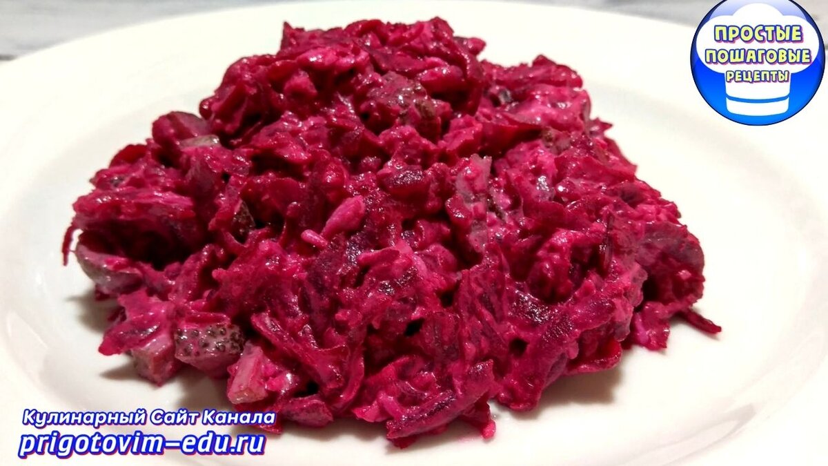 Свекольный салат с чесноком, яйцами и маринованными огурцами