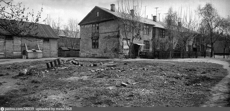 В таком бараке жил автор: Останкино, Пушкинский студгородок, дом 9. 1970 г. Источник:http://lj.rossia.org/users/meta_68/26447.html.