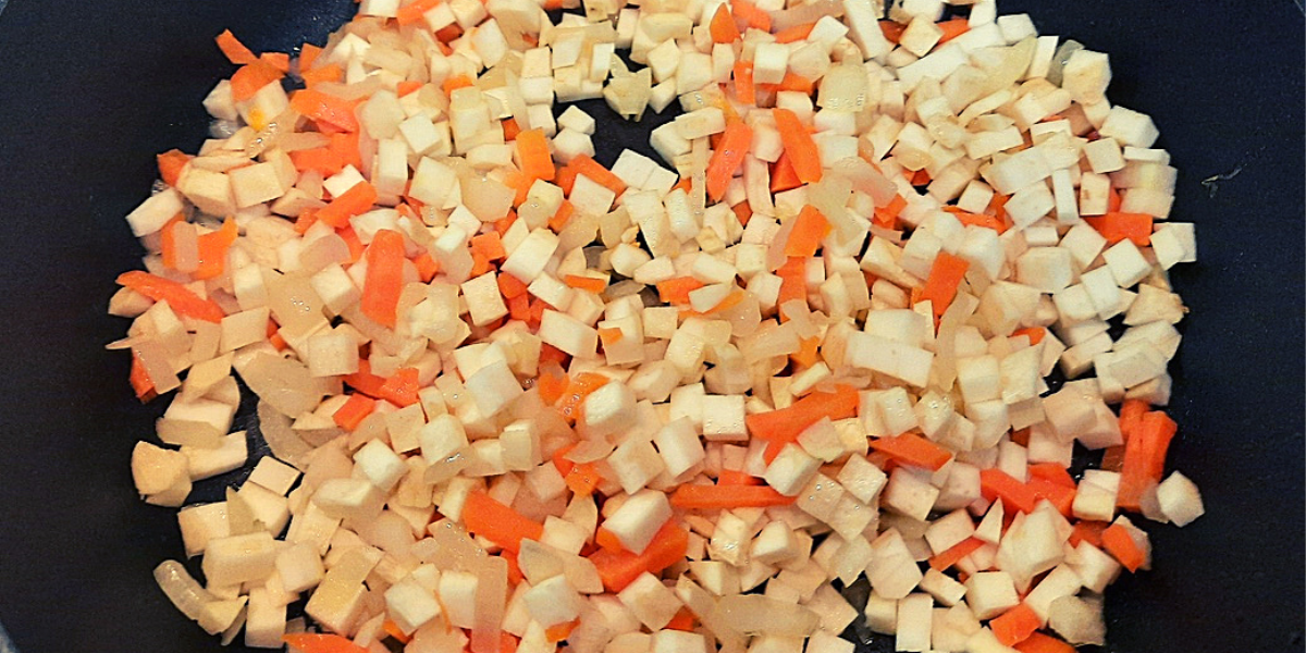 Лук, морковь и сельдерей режьте на одинаковые кусочки, чтобы они готовились равномерно