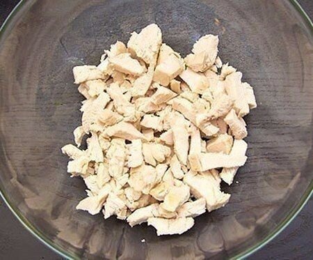 Режем кубиками отваренную куриную грудку