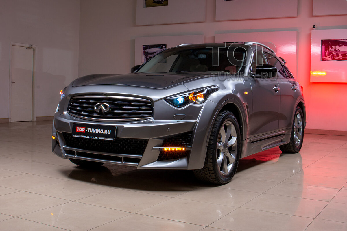 Infiniti FX2 (S51) в аэродинамическом обвесе с установленной сеткой фильтр в решетку радиатора и воздухозаборники переднего бампера