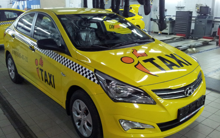 Желтая машина такси. Оклеивание такси. Расцветка такси. Оклейка машин такси.